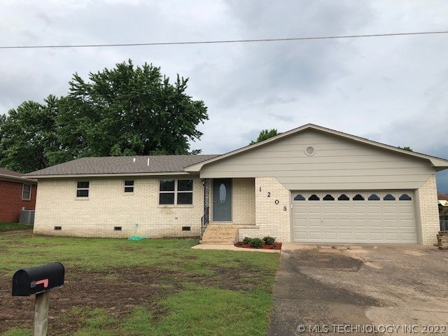 1206 E Reynolds Rd, McAlester, OK 74501 - photo 1