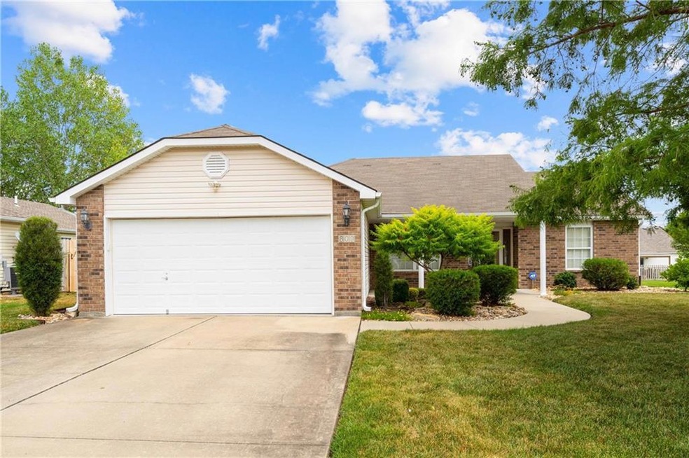 809 Cypress Ct, Raymore, MO 64083 - photo 1