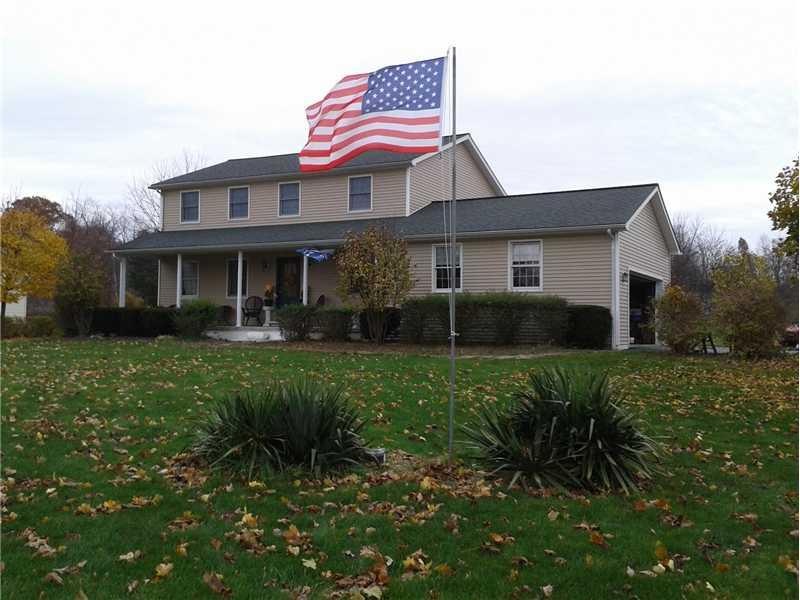 Exterior Front. Beautiful lot, nice long front por