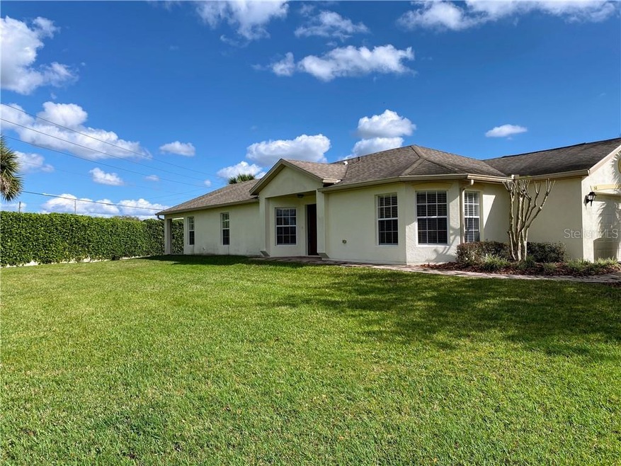 Bordeaux With great side yard