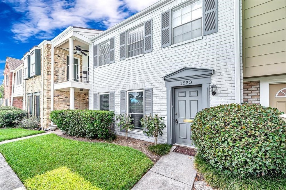 1223 Country Place Dr, Houston, TX 77079 - photo 1