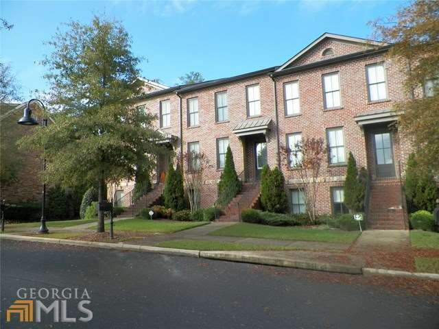 Deluxe 3 bed/ 3.5 bath townhouse in gated swim com