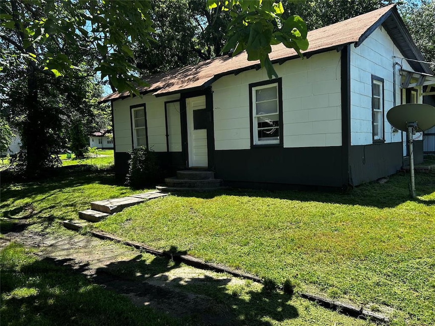 611 W Cherry St, Okemah, OK 74859 - photo 1