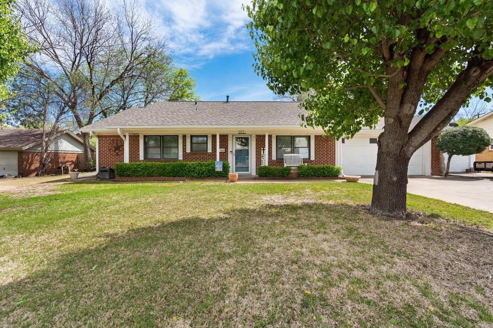1209 Crestwood Dr, Cleburne, TX 76033 - photo 1