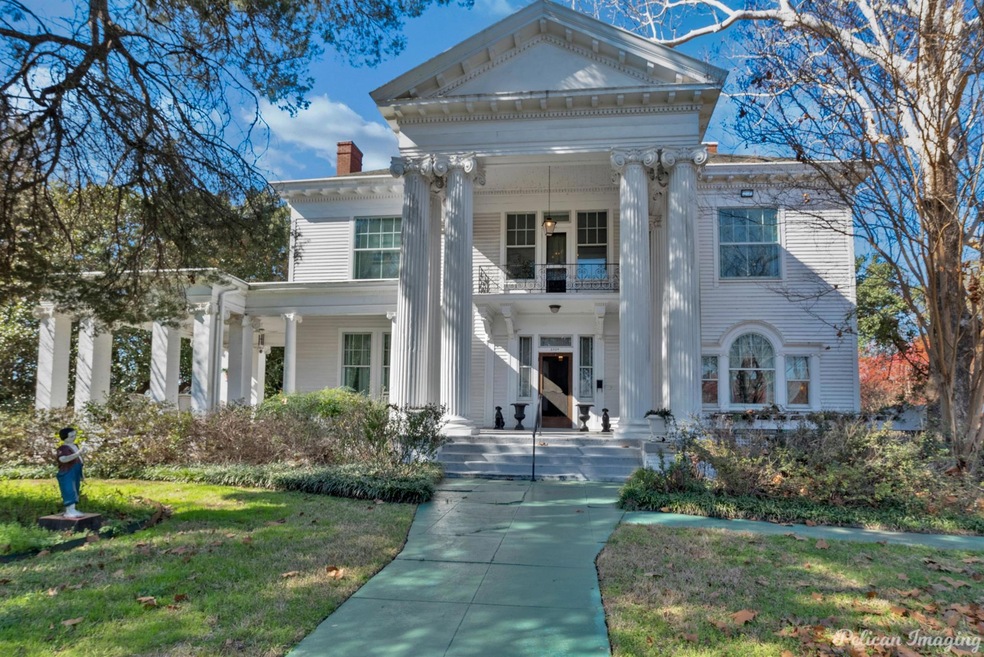 Beautiful colonial style home with 6 Corinthian co