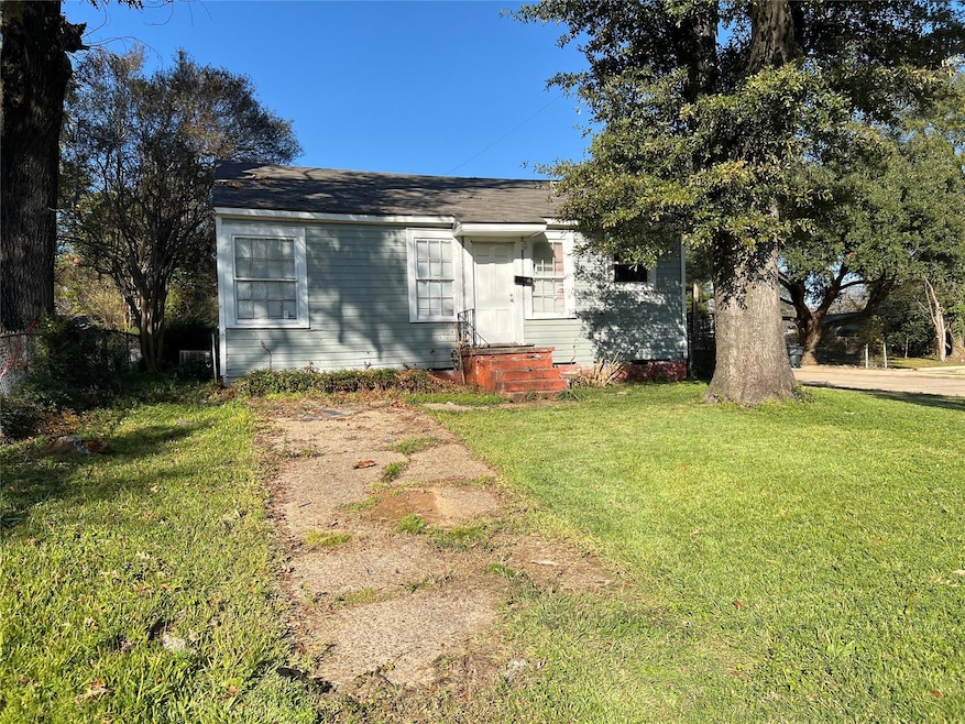 View of front of property featuring a front lawn