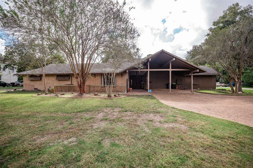 2100 Matthews St, Bay City, TX 77414 - photo 1