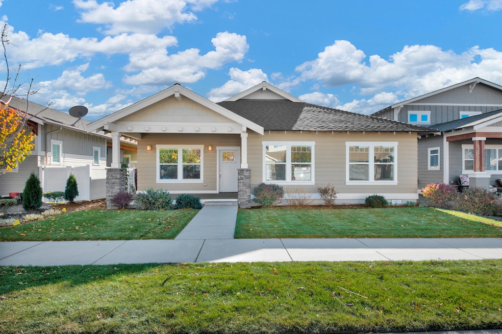 1572 NW Kingwood Ave, Redmond, OR 97756 - photo 1