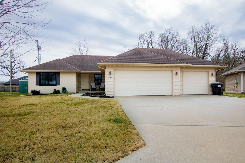 Charlie 690 W Danielle St-21