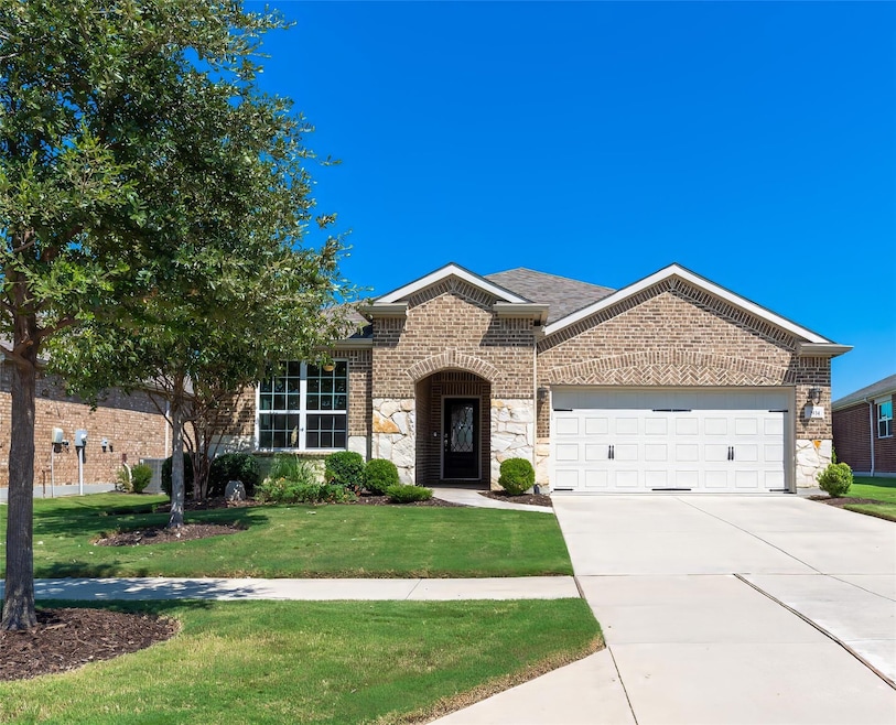 View of front of house featuring a front yard and 
