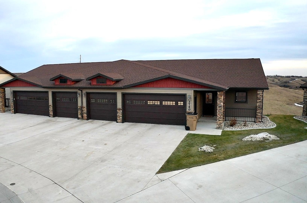 3740 White Pine Cir SE, Minot, ND 58701