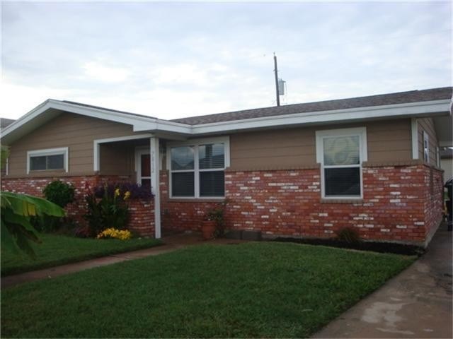 7812 Pruitt Dr, Galveston, TX 77554 - photo 1