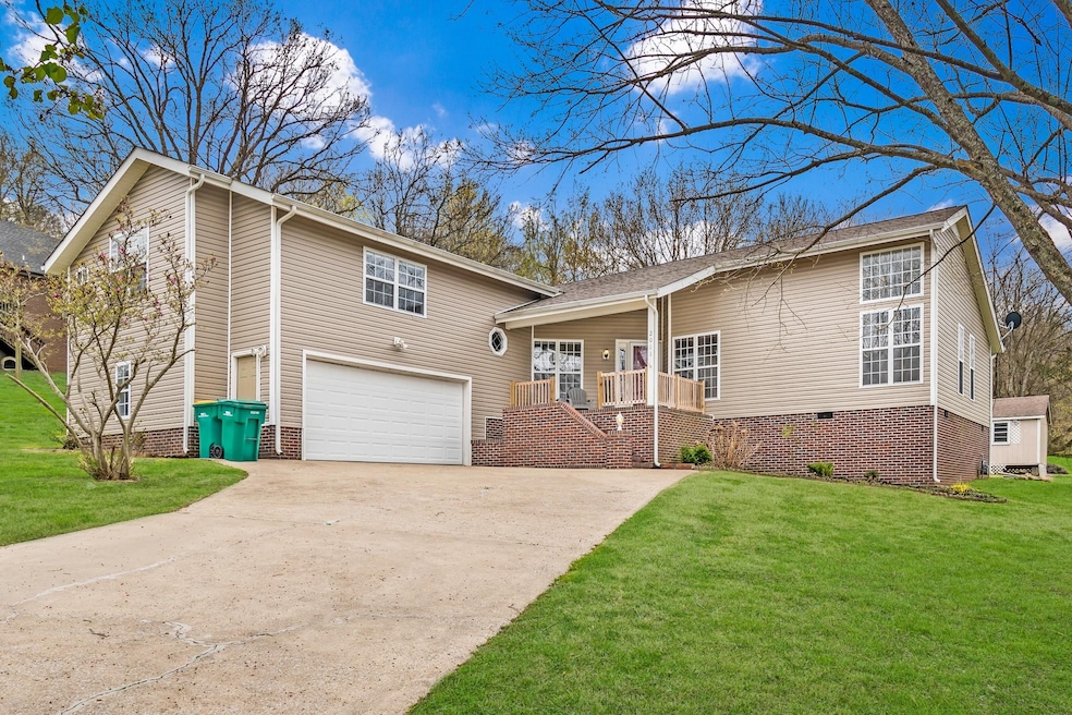 Welcome home to this beautiful and unique Lewisburg home. Only a few highway miles from Interstate 65 for a super quick commute anywhere!