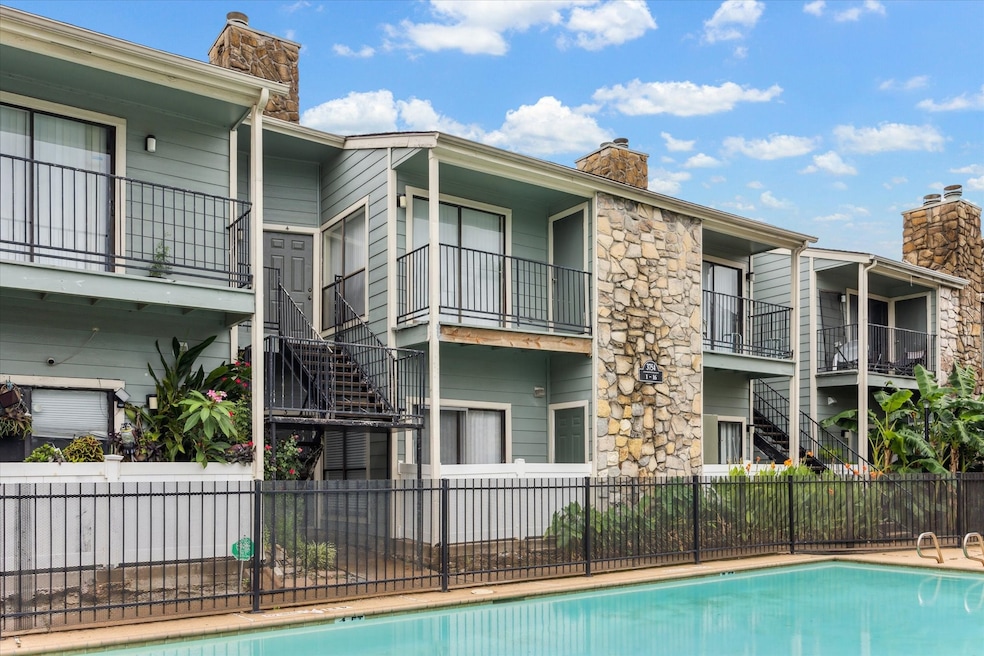 Pool right in front of unit