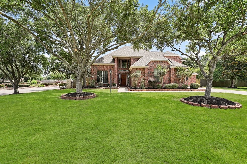 301 Overlook Dr, Friendswood, TX 77546 - photo 1