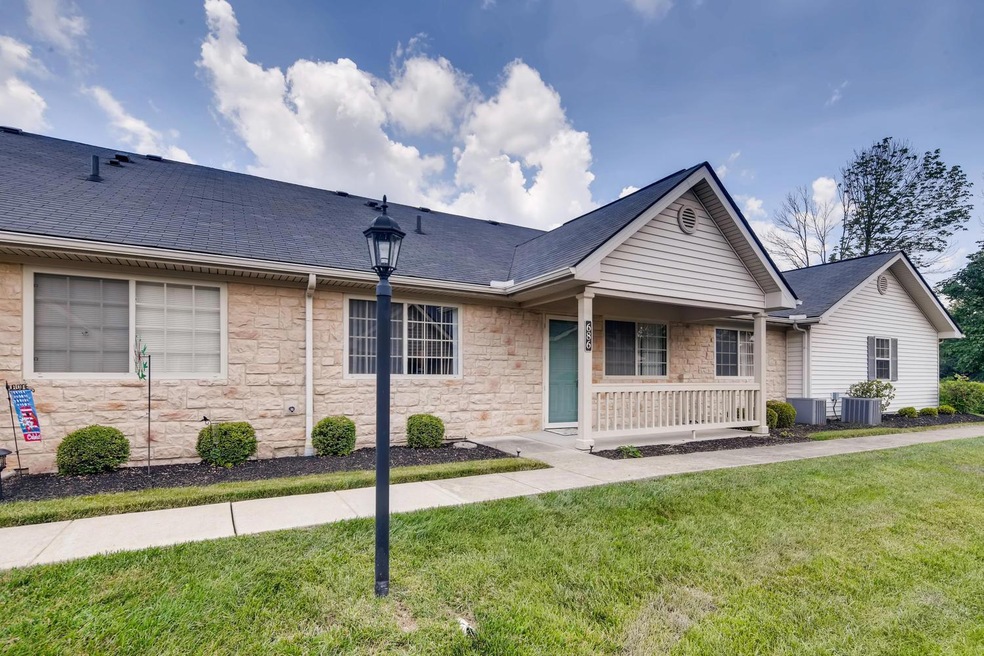 686 Fox Run Circle North-large-001-014-E