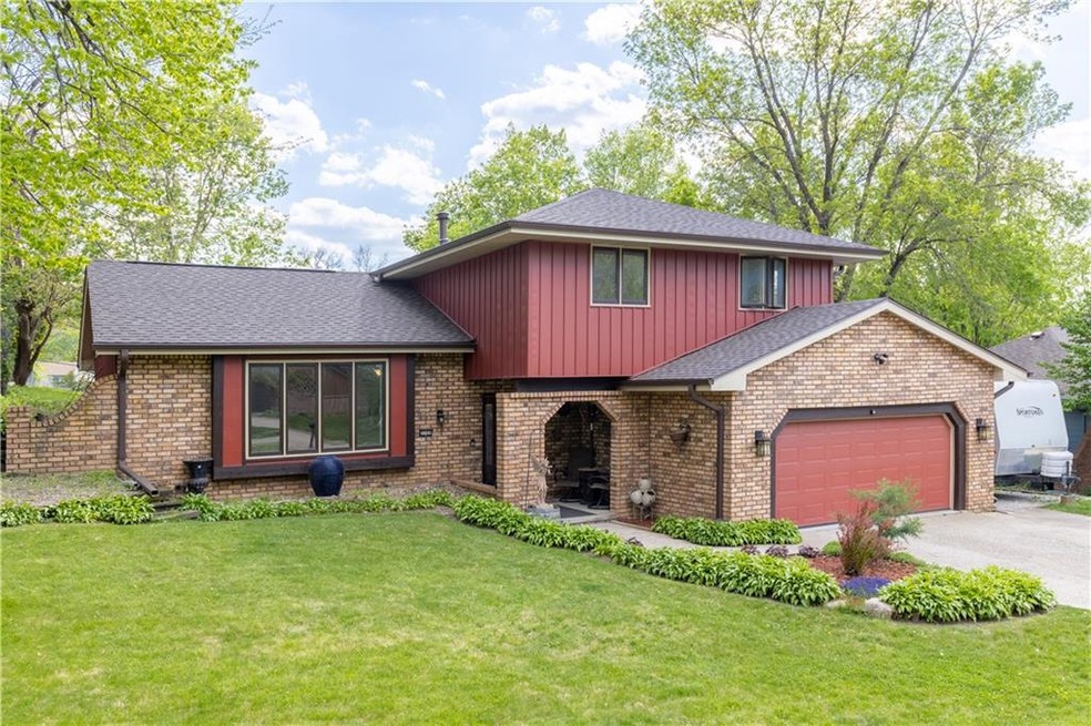 3708 Skyline Dr, Des Moines, IA 50310 - photo 1