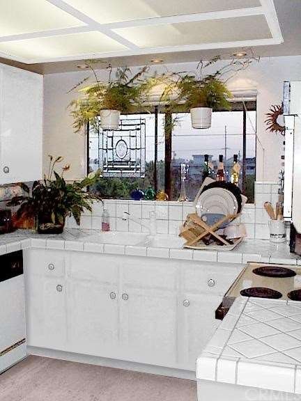 Bright & airy kitchen with a view to West giving y