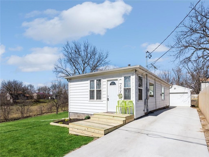 204 N 13th Ave W, Newton, IA 50208 - photo 1