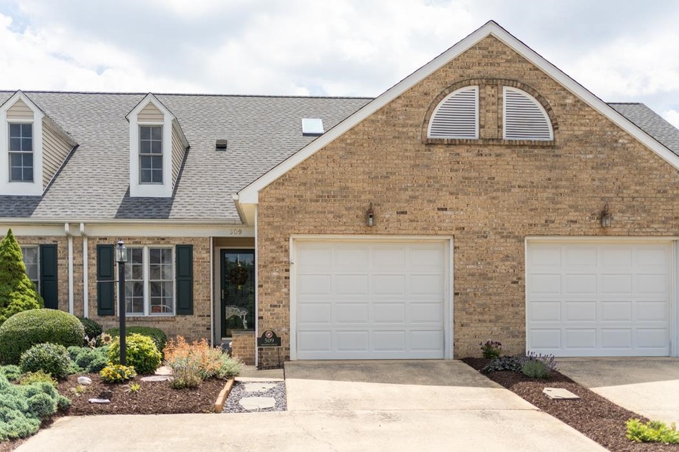 509 Brandon Cir, Waynesboro, VA 22980 - photo 1