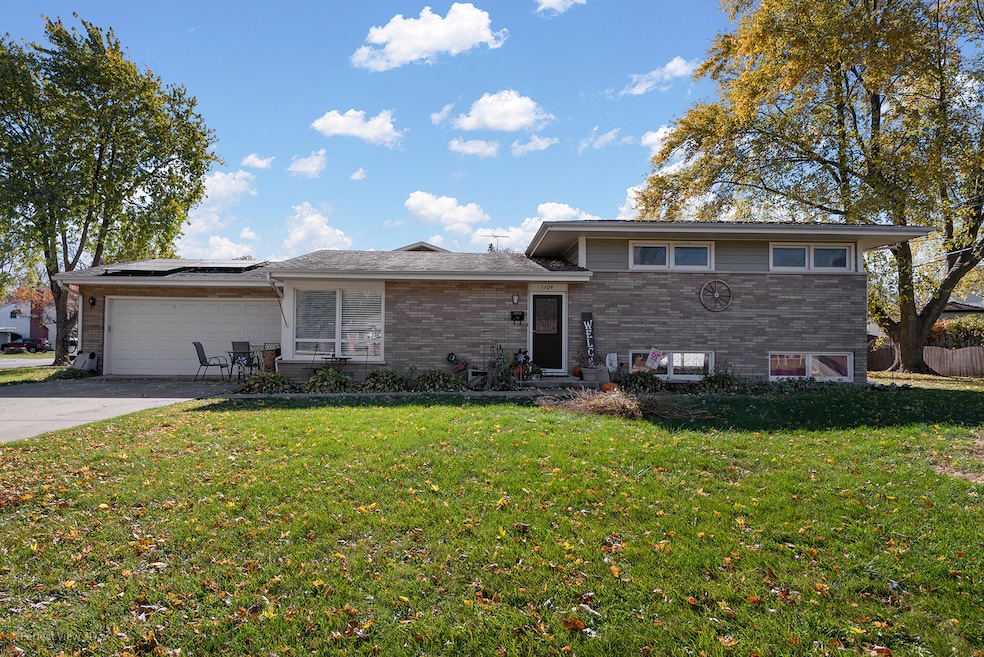 1104 New Haven Ave, Aurora, IL 60506 - photo 1