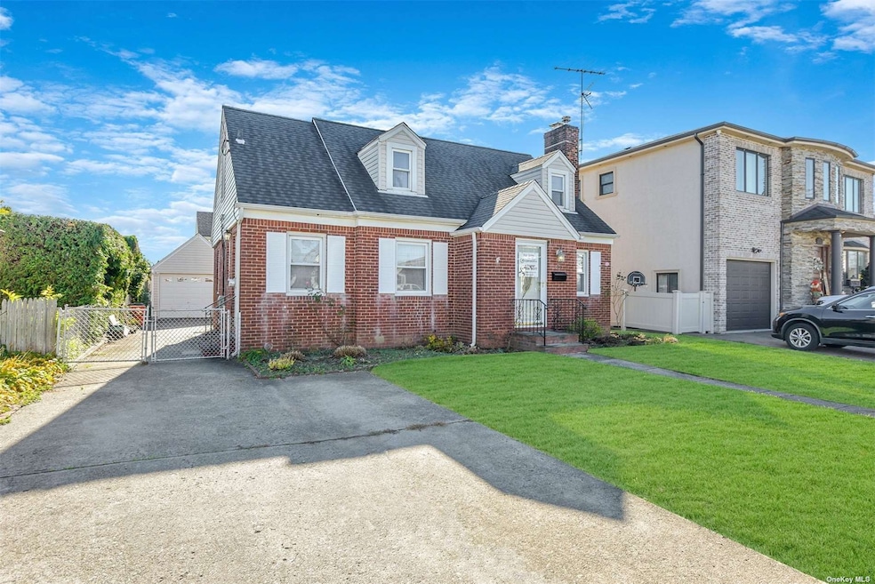 179 Evelyn Rd, Mineola, NY 11501 - photo 1