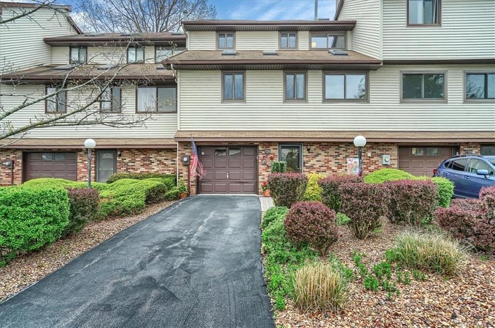 726 Hewitt Ln, New Windsor, NY 12553 - photo 1