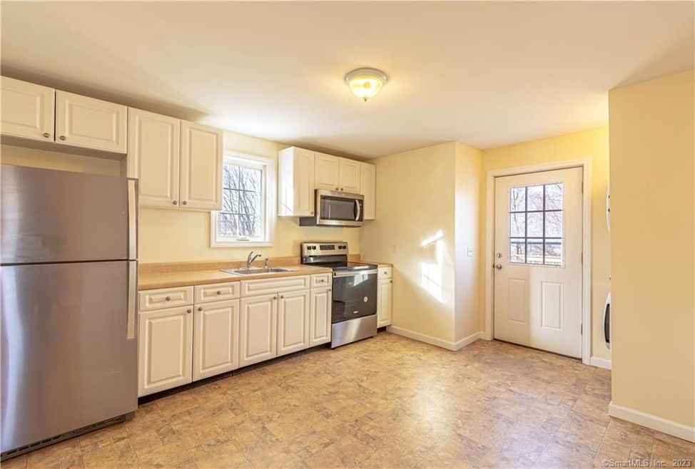 22 Hull Place unit 2, Seymour, CT 06483 - photo 1