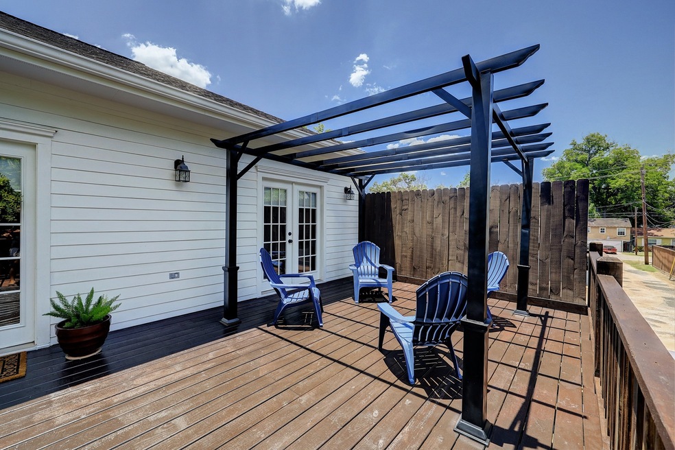 611 E 20th St unit Upper, Houston, TX 77008 - photo 1