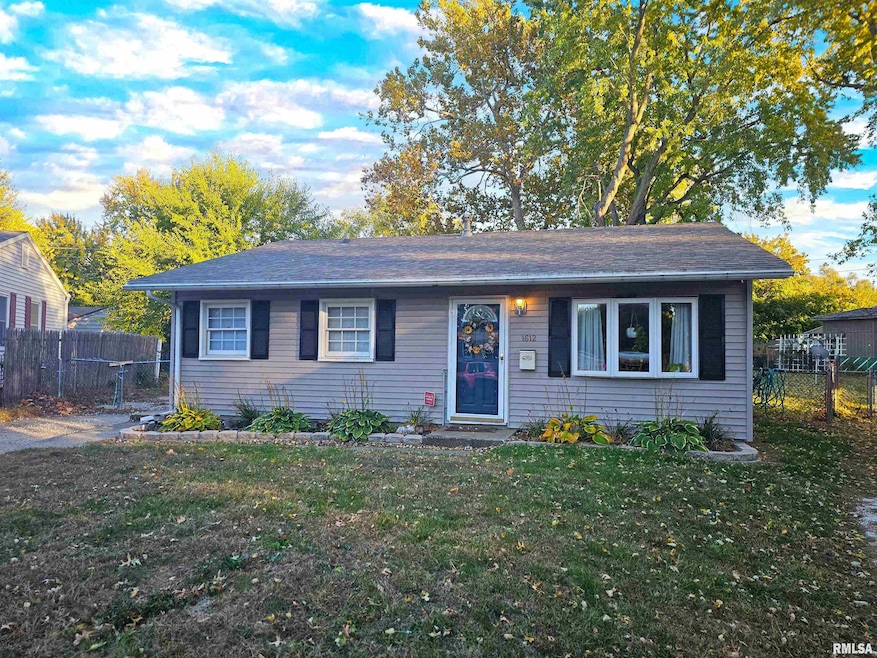 1612 Koch St, Pekin, IL 61554 - photo 1