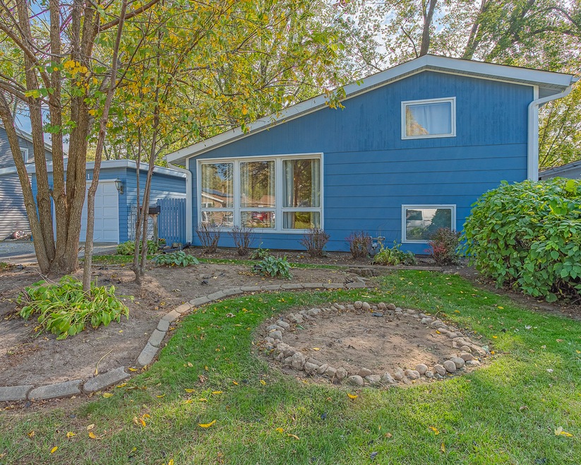 521 Apache Ave, Carpentersville, IL 60110 - photo 1