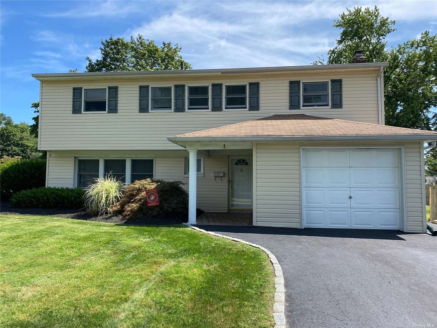 1 Blue Spruce Ln, ComMacK, NY 11725 - photo 1