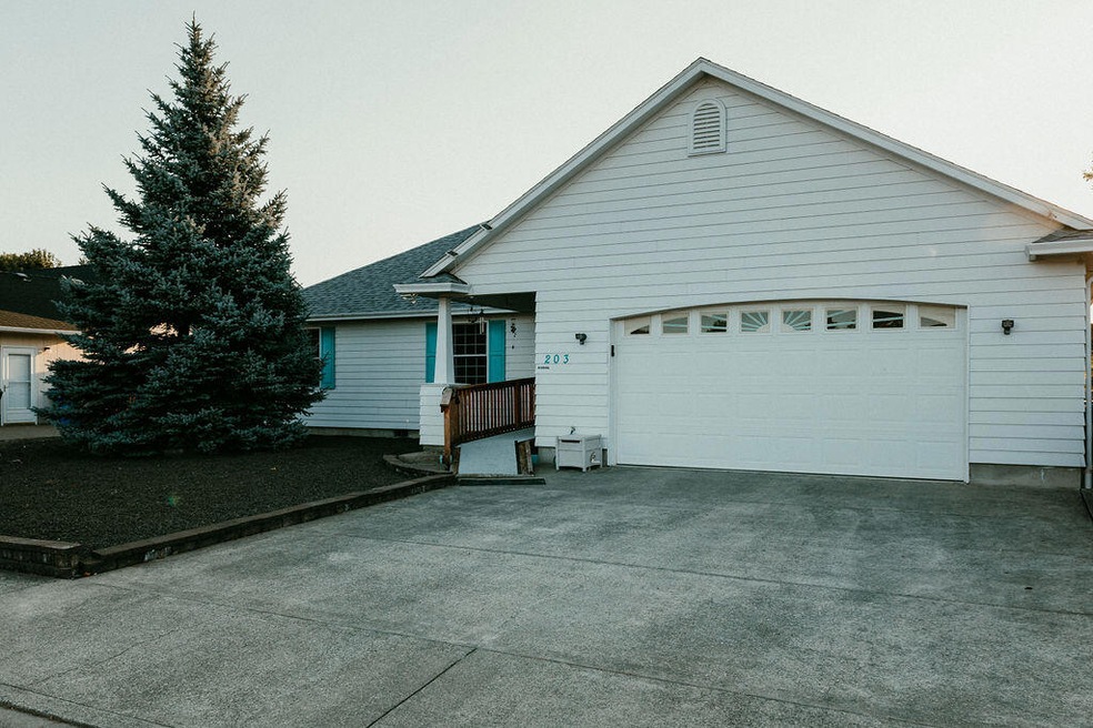 203 Nicholas Ct, Sutherlin, OR 97479 - photo 1