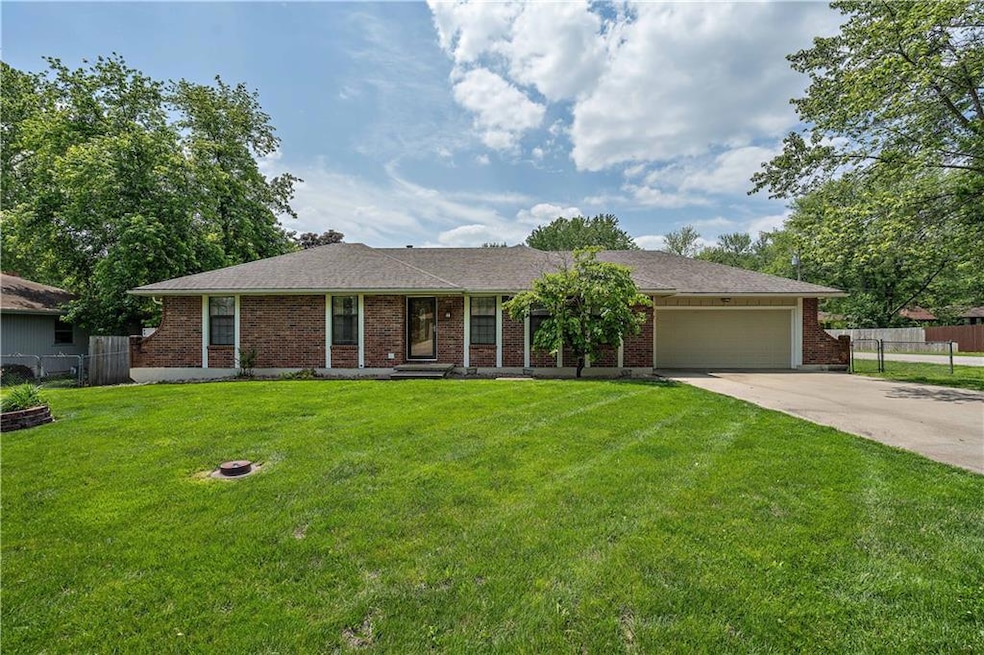 115 SW 19th St, Oak Grove, MO 64075 - photo 1