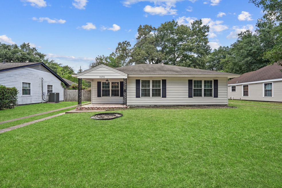 1070 W 43rd St, Houston, TX 77018 - photo 1