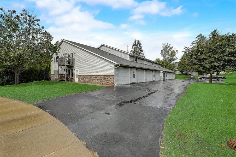 160 Maple Ave S unit 8, Slinger, WI 53086 - photo 1