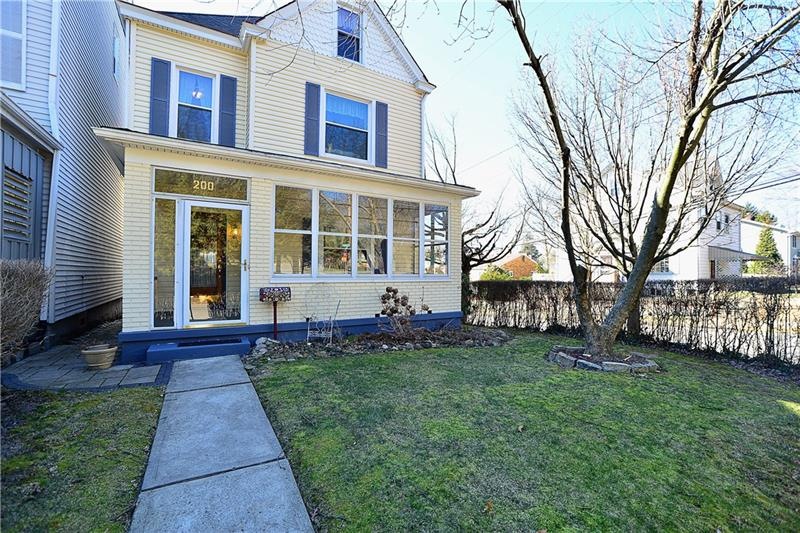 Beautiful Victorian architecture w/ newer siding, 