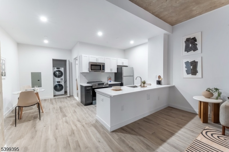 10 Commerce Ct unit 2F, Newark, NJ 07102 - photo 1