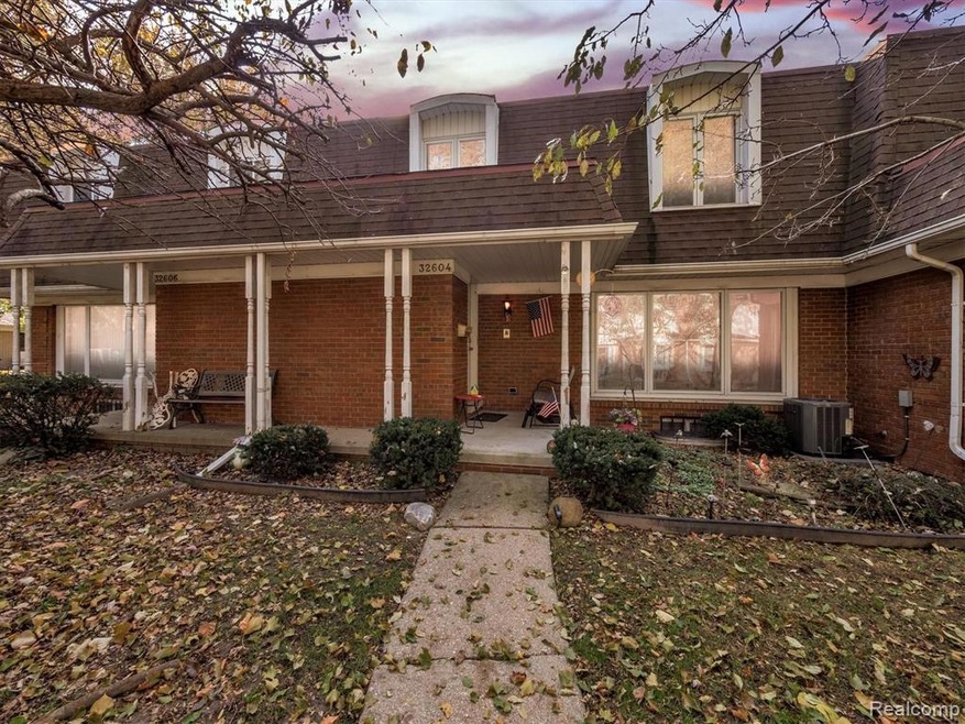 01-32604 Barclay Square-windowstill-realestate-pho