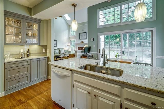 GORGEOUS Eat-in Kitchen with Hardwood Floors, Gran