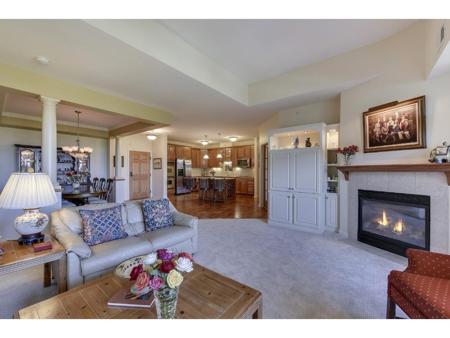 OPEN and spacious top floor, end unit 2bed+den, 2b