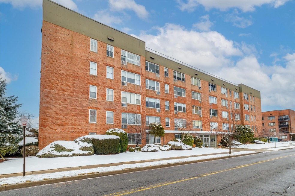 Jundard House unit 3R, Freeport, NY 11520 - photo 1