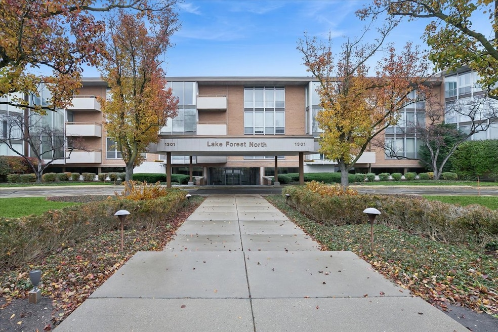 1301 N Western Ave unit 211, Lake Forest, IL 60045 - photo 1