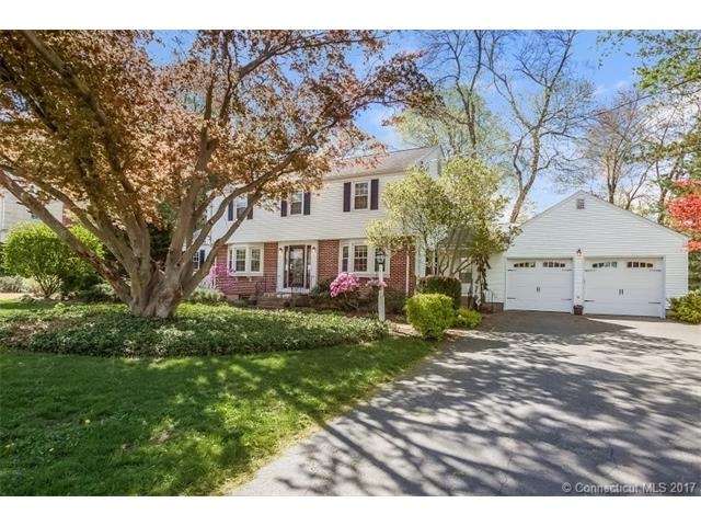 Beautiful 3 or 4 Bedroom Colonial with wonderful l