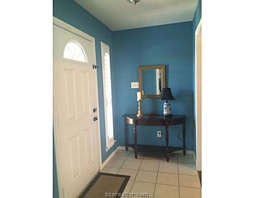 Entry/Foyer.