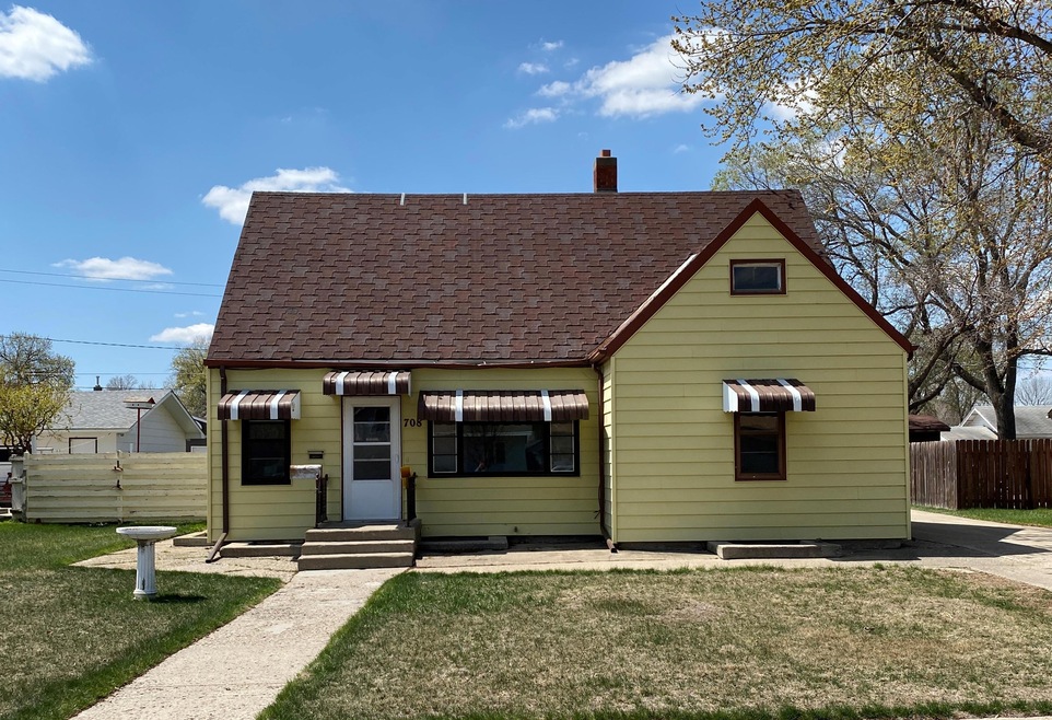 708 8th Ave SE, Jamestown, ND 58401 - photo 1