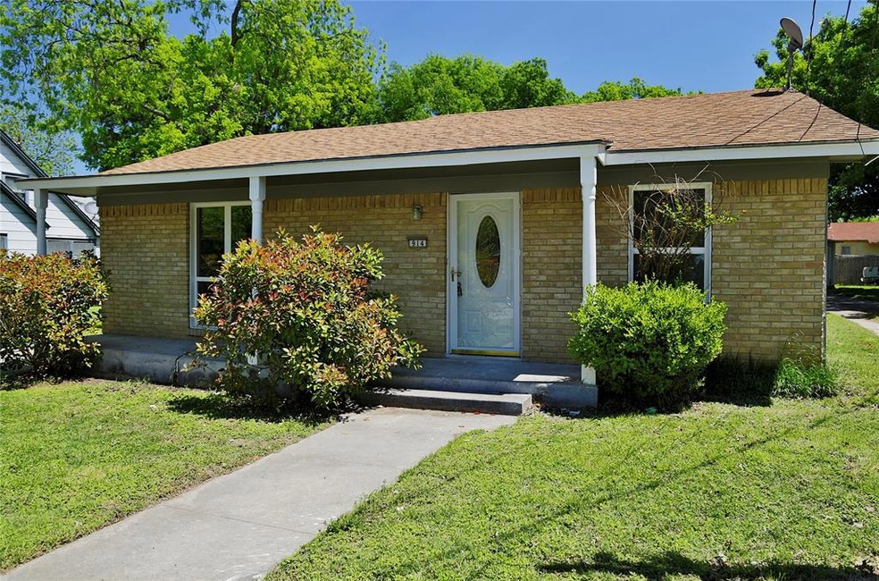 914 N Morris St, Gainesville, TX 76240 - photo 1