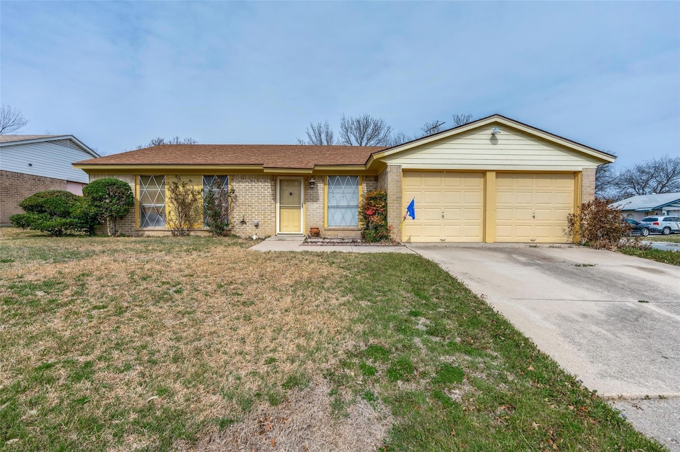 Ranch-style house featuring an attached garage, dr
