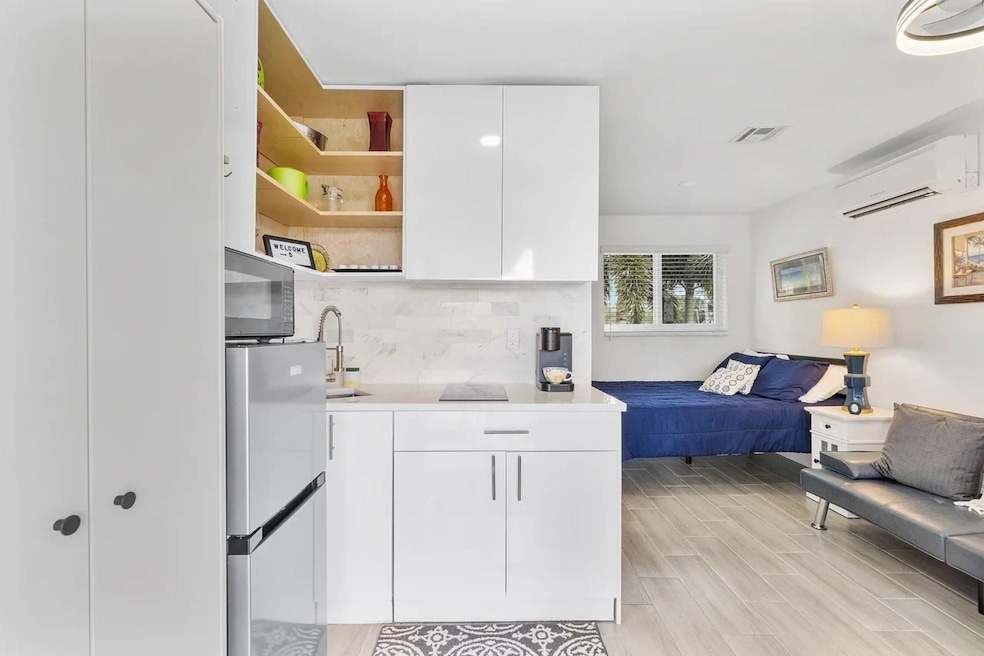 2250 SE 5th St unit 5, Pompano Beach, FL 33062 - photo 1