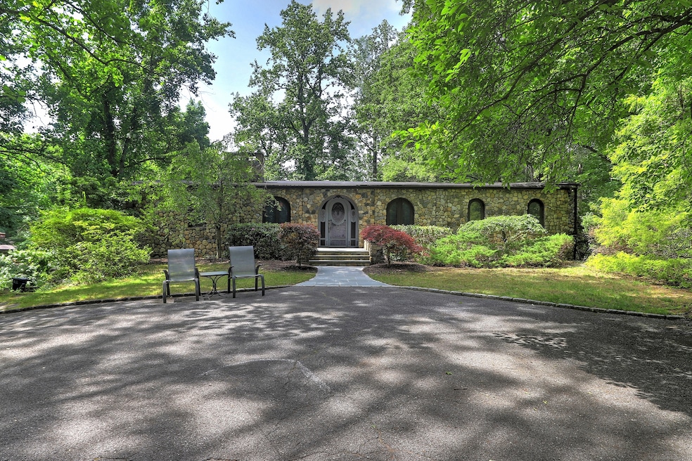 542 Rock Rimmon Rd, Stamford, CT 06903 - photo 1